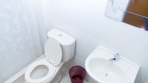 Un bagno con il water, un bidet e un lavandino.