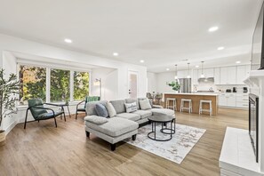 Smart TV - Serene 4BR w/ Open Layout | Close to Galleria & DFW (Farmers Branch)