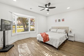 Escritorio, tabla de planchar con plancha, wifi gratis y ropa de cama 