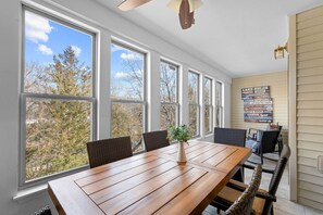 Dining - Luxury Lake Vacation at Emerald Pointe (Hollister)