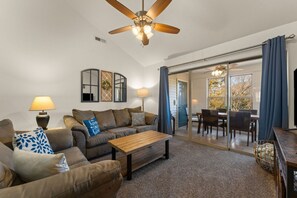 TV - Luxury Lake Vacation at Emerald Pointe (Hollister)