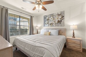 3 bedrooms, WiFi, bed sheets - Luxury Lake Vacation at Emerald Pointe (Hollister)