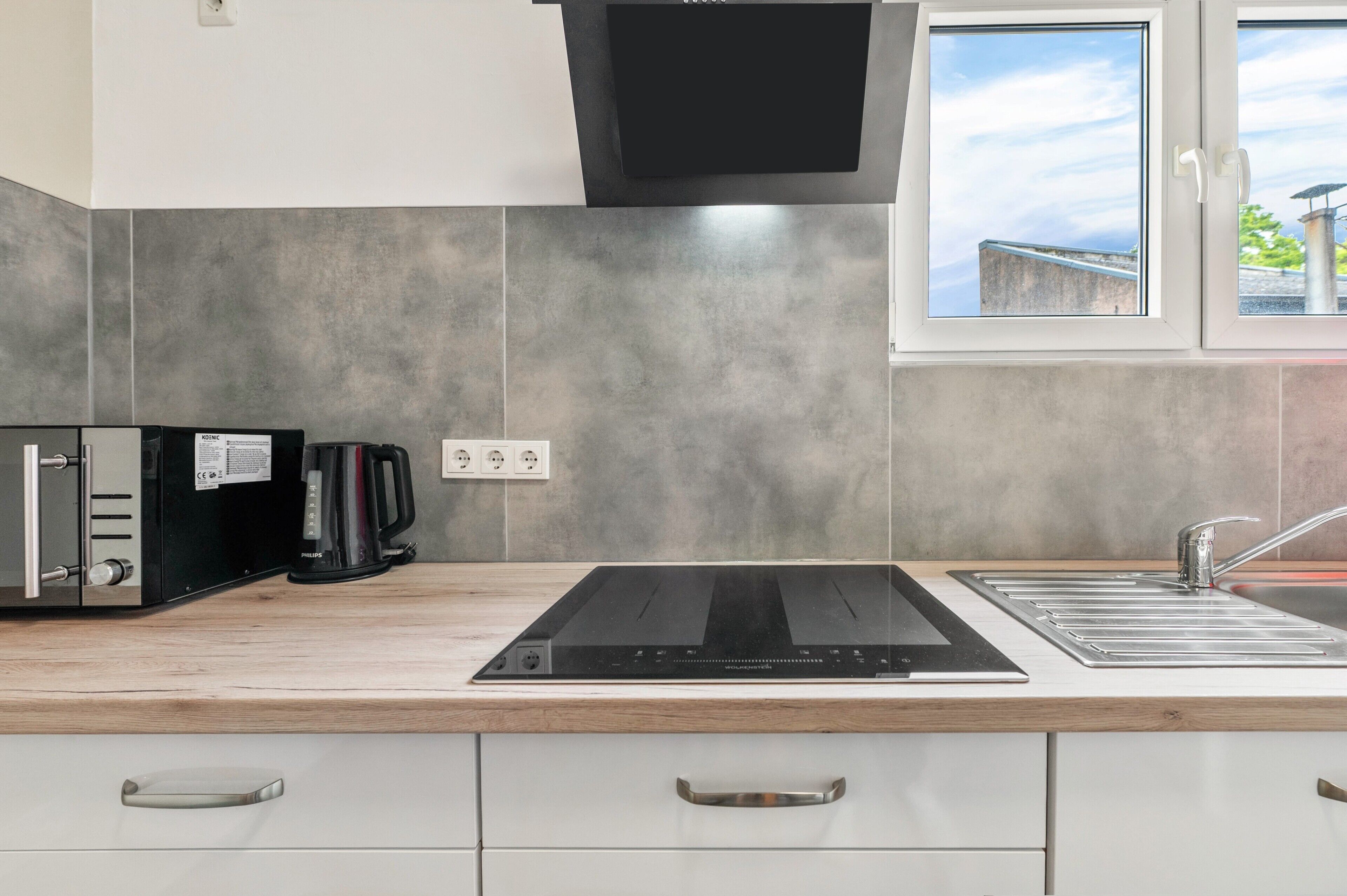 Réfrigérateur, four à micro-ondes, un four, surface de cuisson