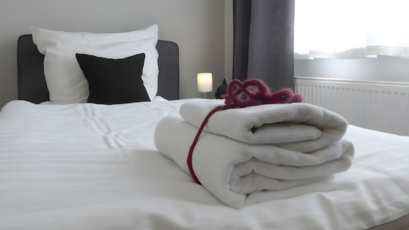 Tabla de planchar con plancha, wifi y ropa de cama 
