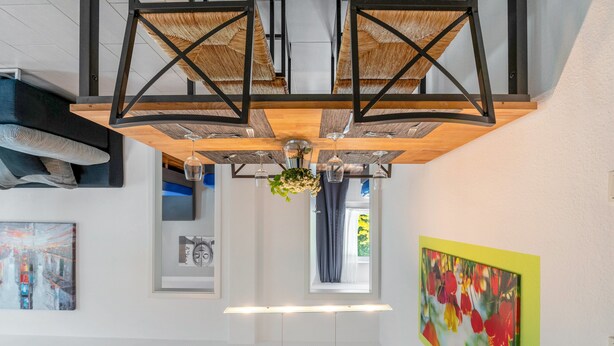 A modern interior with a wooden ceiling, framed artwork, and a window with curtains. - Ideal for Contractors: 2 Bedrooms for 4 Guests (65 m²) in Saarbrücken, Free Parking (Saarbrücken)