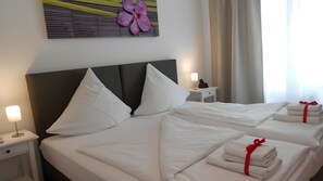 Tabla de planchar con plancha, wifi, ropa de cama