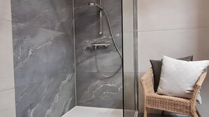 Ducha, secador de pelo y toallas