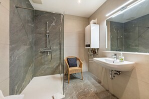 Een douche, een haardroger, handdoeken