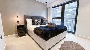 2 bedrooms, desk, iron/ironing board, travel cot - Fully Furnished 2BDR Apt w. WiFi/Washer/Dryer near Tower Bridge, Aldgate Station (London)