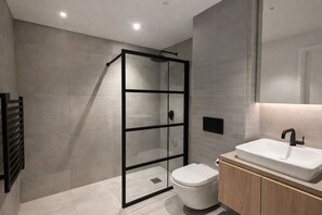 Bathroom - Fully Furnished 2BDR Apt w. WiFi/Washer/Dryer near Tower Bridge, Aldgate Station (London)