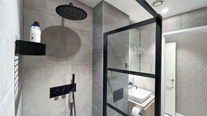 Shower, hair dryer, towels, soap - Fully Furnished 2BDR Apt w. WiFi/Washer/Dryer near Tower Bridge, Aldgate Station (London)