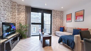 Smart TV, books - Fully Furnished 2BDR Apt w. WiFi/Washer/Dryer near Tower Bridge, Aldgate Station (London)