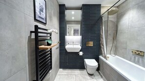 Shower, hair dryer, towels, soap - Fully Furnished 2BDR Apt w. WiFi/Washer/Dryer near Tower Bridge, Aldgate Station (London)