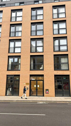 Exterior - Fully Furnished 2BDR Apt w. WiFi/Washer/Dryer near Tower Bridge, Aldgate Station (London)