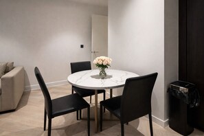 Dining - Fully Furnished 2BDR Apt w. WiFi/Washer/Dryer near Tower Bridge, Aldgate Station (London)
