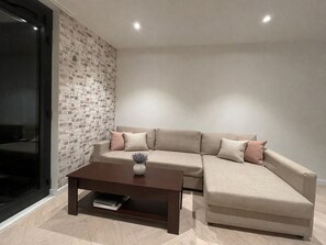 Living area - Fully Furnished 2BDR Apt w. WiFi/Washer/Dryer near Tower Bridge, Aldgate Station (London)