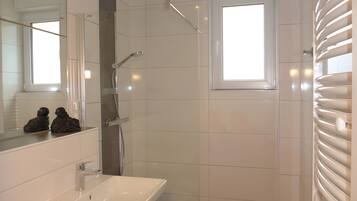 Een douche, een haardroger, handdoeken