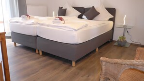 Een strijkplank/strijkijzer, wifi, beddengoed