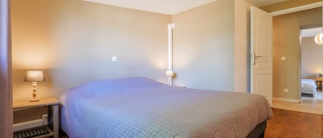 WiFi, bed sheets