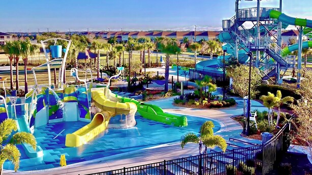 Een waterpark met meerdere glijbanen en een uitkijkplatform.