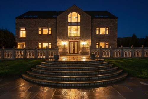 Manley Mansion | Indoor Pool, Spa, Cinema, Sleeps 26