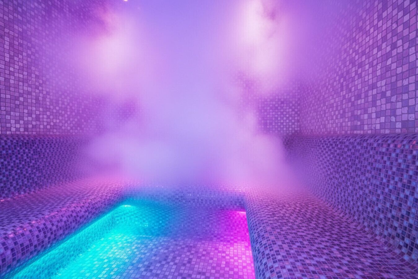 Une pièce dotée d’un sol à motifs, d’une source de lumière centrale et d’un mur à texture.