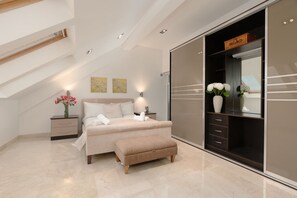 6 bedrooms, desk, iron/ironing board, WiFi - Manley Mansion | Indoor Pool, Spa, Cinema, Sleeps 32 (Hapton)