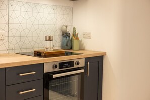 Fridge, oven, coffee/tea maker, toaster