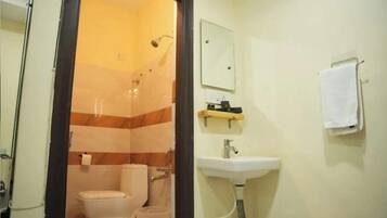 Phòng Tiêu chuẩn | Phòng tắm | Buồng tắm vòi sen, khăn tắm, xà phòng, dầu gội