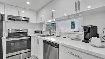 Chambre Deluxe, 1 grand lit, non-fumeur, salle de bains privée | Cuisine privée