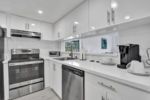 Deluxe Room, 1 Queen Bed, Non Smoking, Private Bathroom | Private kitchen - Park Towers (North Miami)