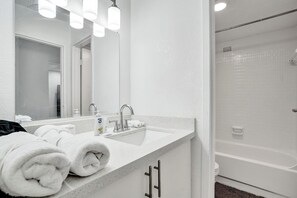 Deluxe Studio | Bathroom