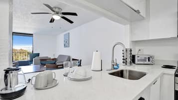 Chambre Deluxe, 1 grand lit, non-fumeur, salle de bains privée | Cuisine privée