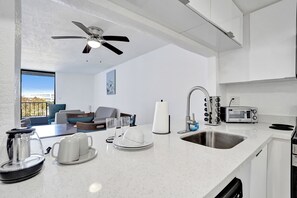 Deluxe Room, 1 Queen Bed, Non Smoking, Private Bathroom | Private kitchen - Park Towers (North Miami)