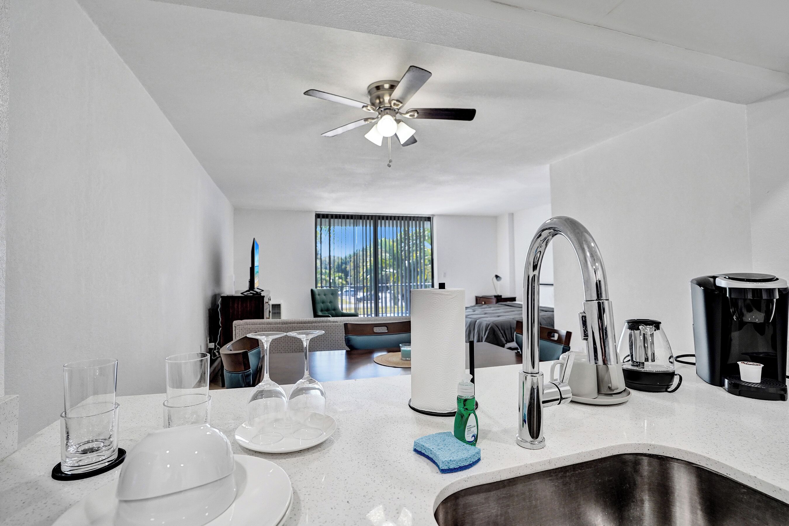 Deluxe Studio | Private kitchen | Microwave, oven, stovetop, coffee/tea maker