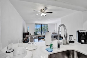 Deluxe Studio | Private kitchen | Microwave, oven, stovetop, coffee/tea maker - Park Towers (North Miami)