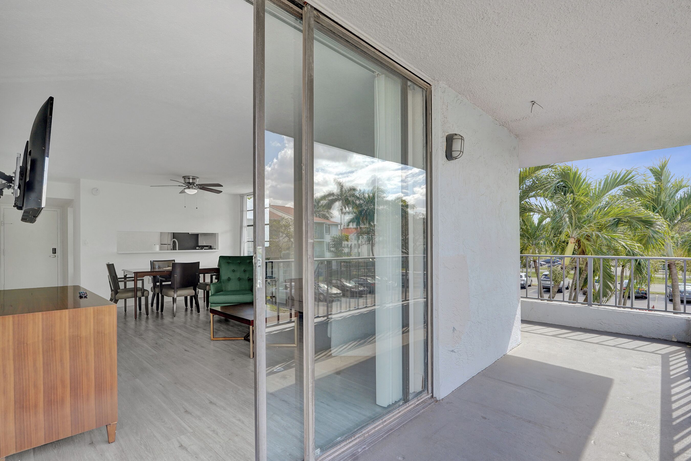 Deluxe Room, 1 Queen Bed, Non Smoking, Private Bathroom | Terrace/patio