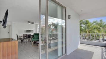 Deluxe Room, 1 Queen Bed, Non Smoking, Private Bathroom | Terrace/patio