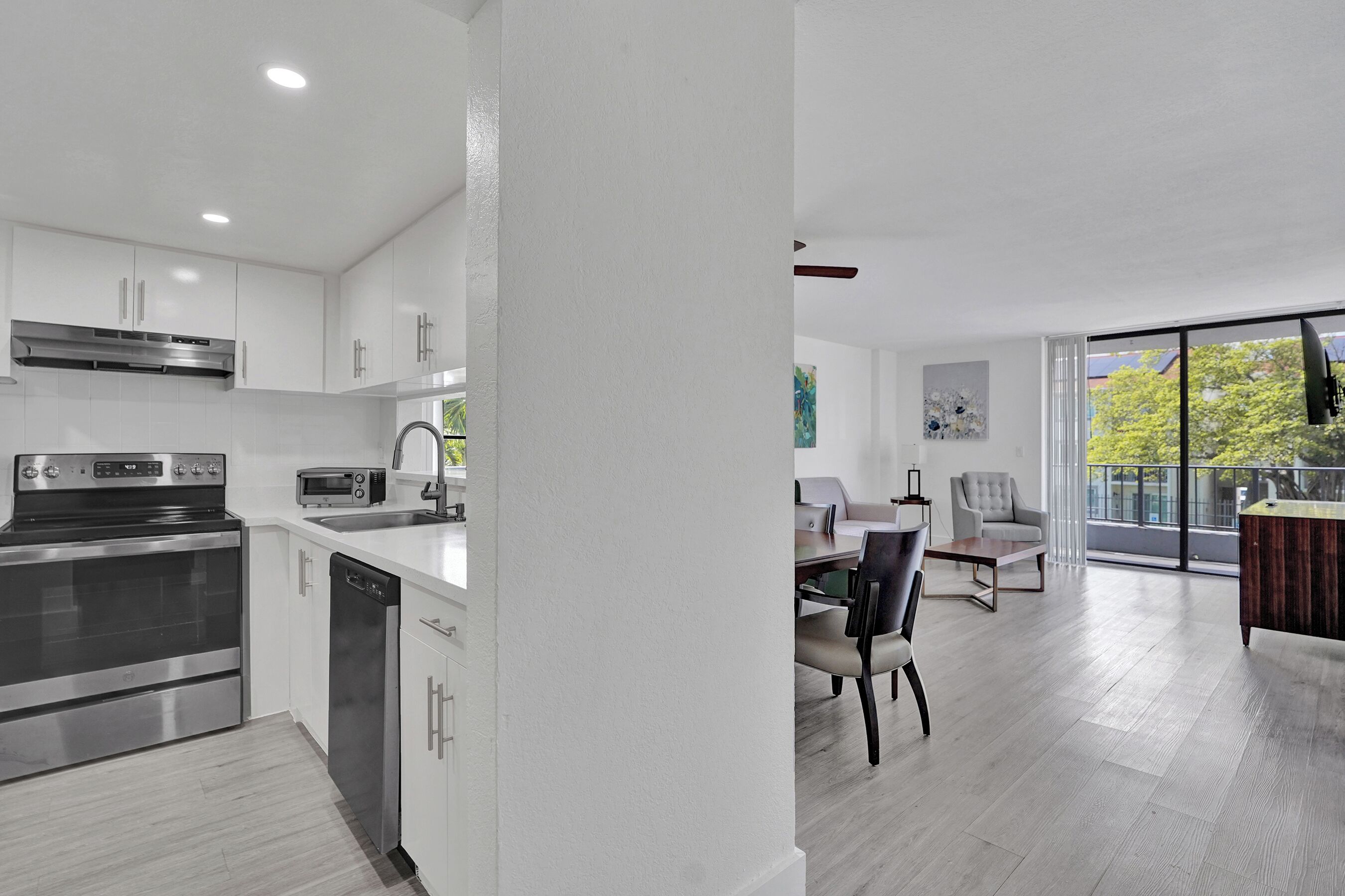 Deluxe Room, 1 Queen Bed, Non Smoking, Private Bathroom | Private kitchen | Microwave, oven, stovetop, coffee/tea maker