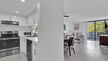 Deluxe Room, 1 Queen Bed, Non Smoking, Private Bathroom | Private kitchen | Microwave, oven, stovetop, coffee/tea maker