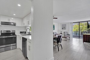 Deluxe Room, 1 Queen Bed, Non Smoking, Private Bathroom | Private kitchen | Microwave, oven, stovetop, coffee/tea maker - Park Towers (North Miami)