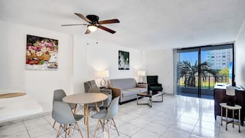 Chambre Deluxe, 1 grand lit, non-fumeur, salle de bains privée | Coin séjour