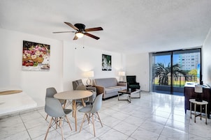 Deluxe Room, 1 Queen Bed, Non Smoking, Private Bathroom | Living area