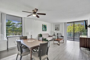 Deluxe Room, 1 Queen Bed, Non Smoking, Private Bathroom | In-room dining