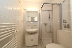 Bathroom - Vrbo Property (Westerland)