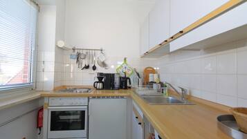 Coffee/tea maker, fridge, oven, toaster
