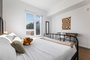 1 bedroom, desk, iron/ironing board, travel crib - Light-Filled Artsy Stay in Little Tokyo, Walk to best Sushi Bars and Metro (Los Angeles)