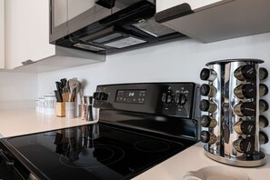 Geladeira, micro-ondas, fogão, cooktop