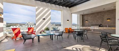 تناول الطعام بالخارج