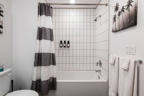 Hair dryer - Light-Filled Artsy Stay in Little Tokyo, Walk to best Sushi Bars and Metro (Los Angeles)